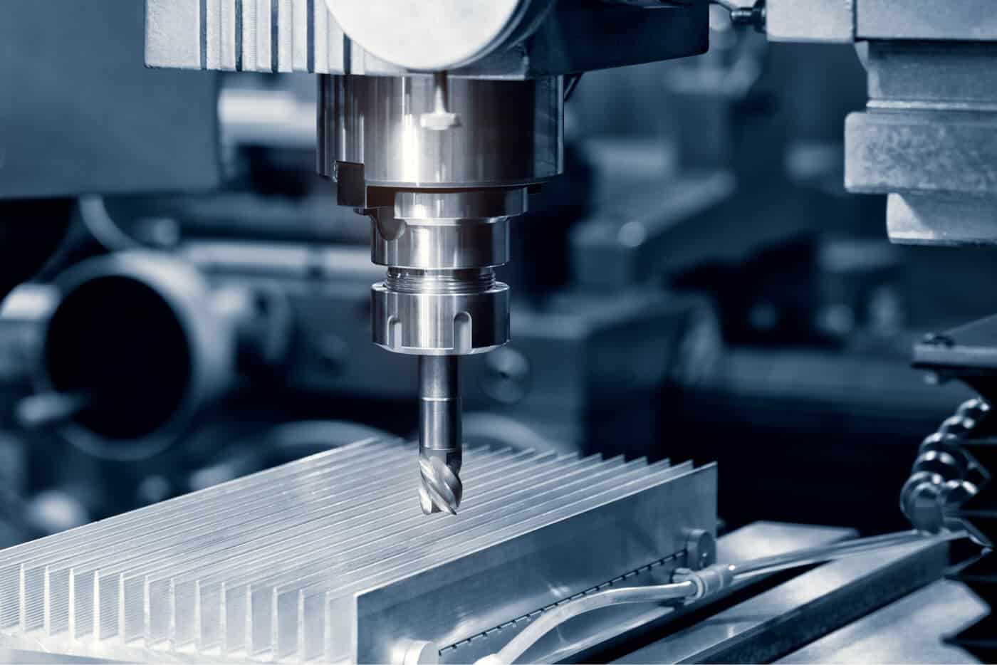 CNC-Fräsmaschine bearbeitet Aluminiumwerkstück – effektive CAM-Programmierung mit CAMWorks für SOLIDWORKS von CAM4SOLID