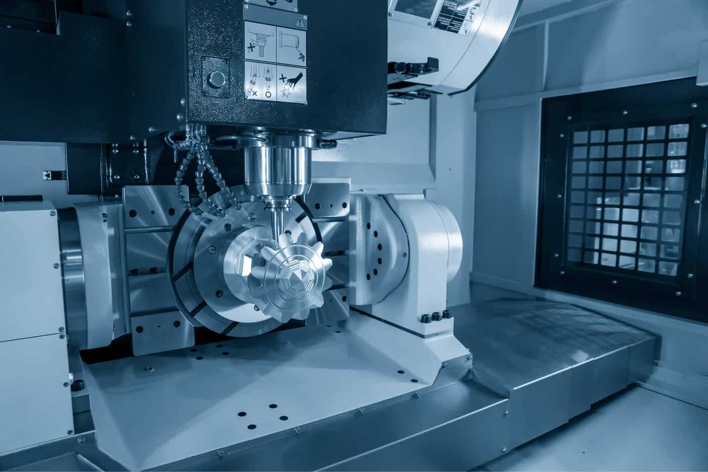 Das Bild zeigt eine moderne CNC-Fräsmaschine in einer Fertigungsumgebung.