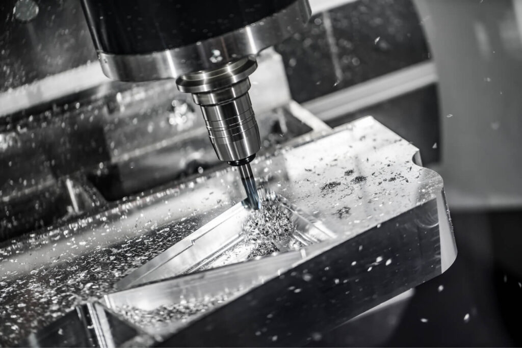 CNC-Fräsmaschine bearbeitet Aluminiumbauteil – präzise 3D-Bearbeitung mit CAMWorks für SOLIDWORKS von CAM4SOLID