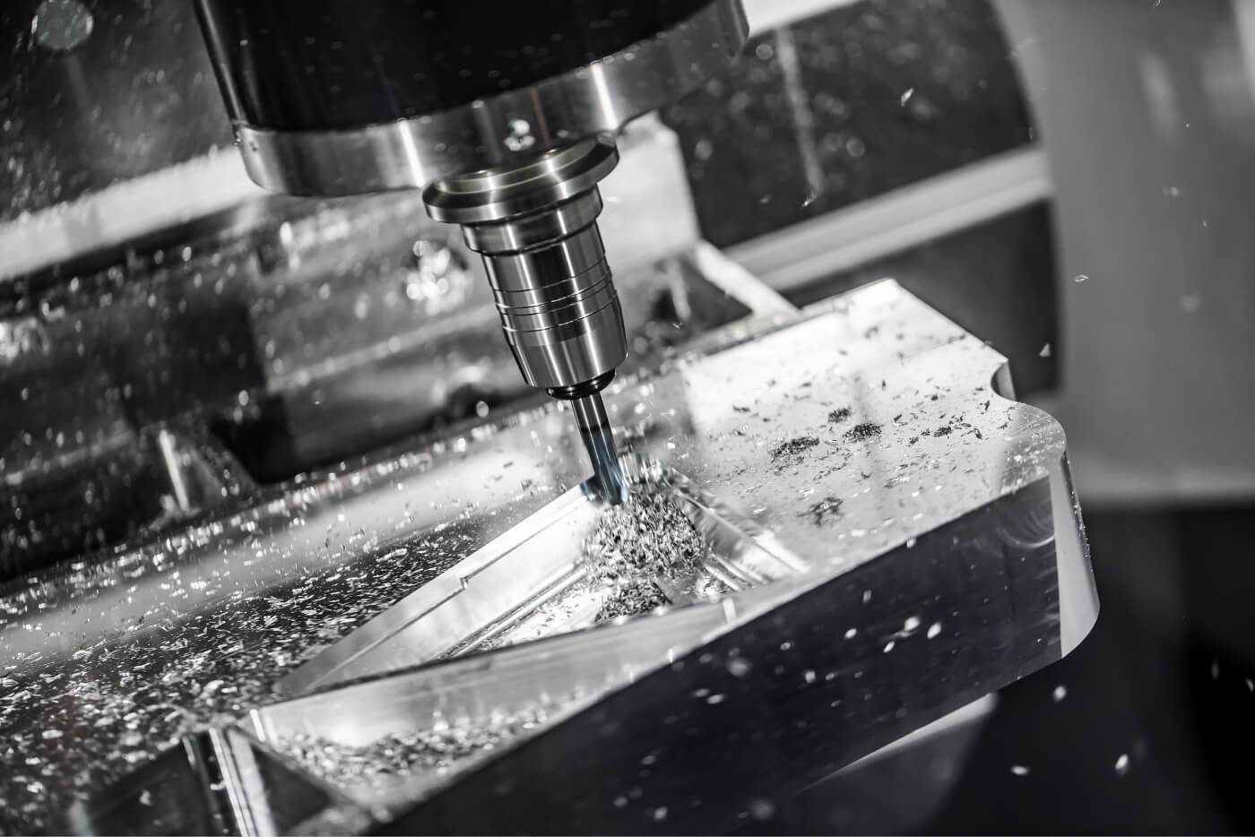 CNC-Fräsmaschine bearbeitet Aluminiumbauteil – präzise 3D-Bearbeitung mit CAMWorks für SOLIDWORKS von CAM4SOLID