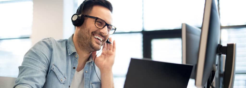 Ein Mitarbeiter der CAM4SOLID Service Hotline berät einen Kunden am Telefon.