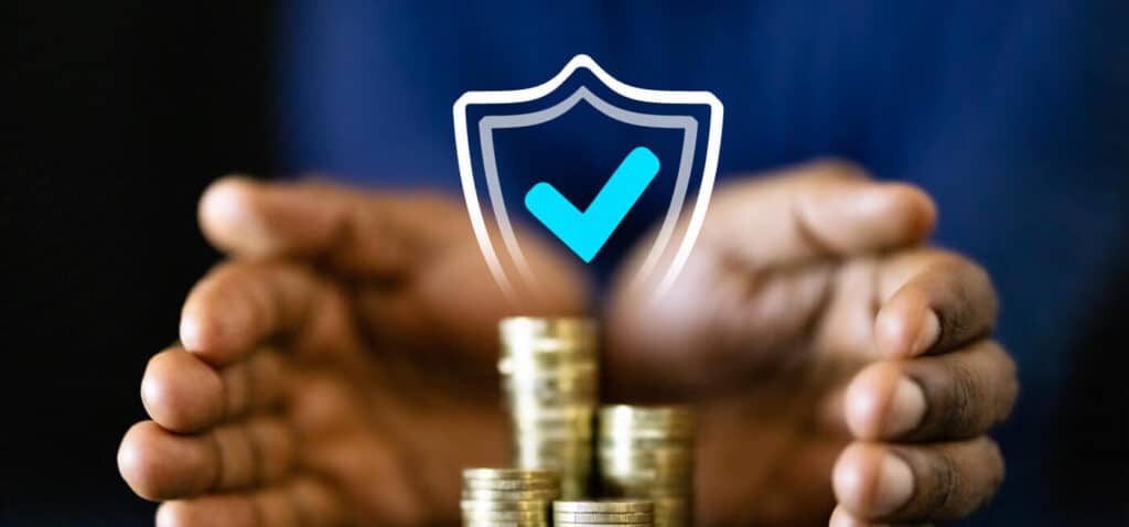 Ein Mitarbeiter von CAM4SOLID beschützt mit seinen Händen das Geld der Kunden.