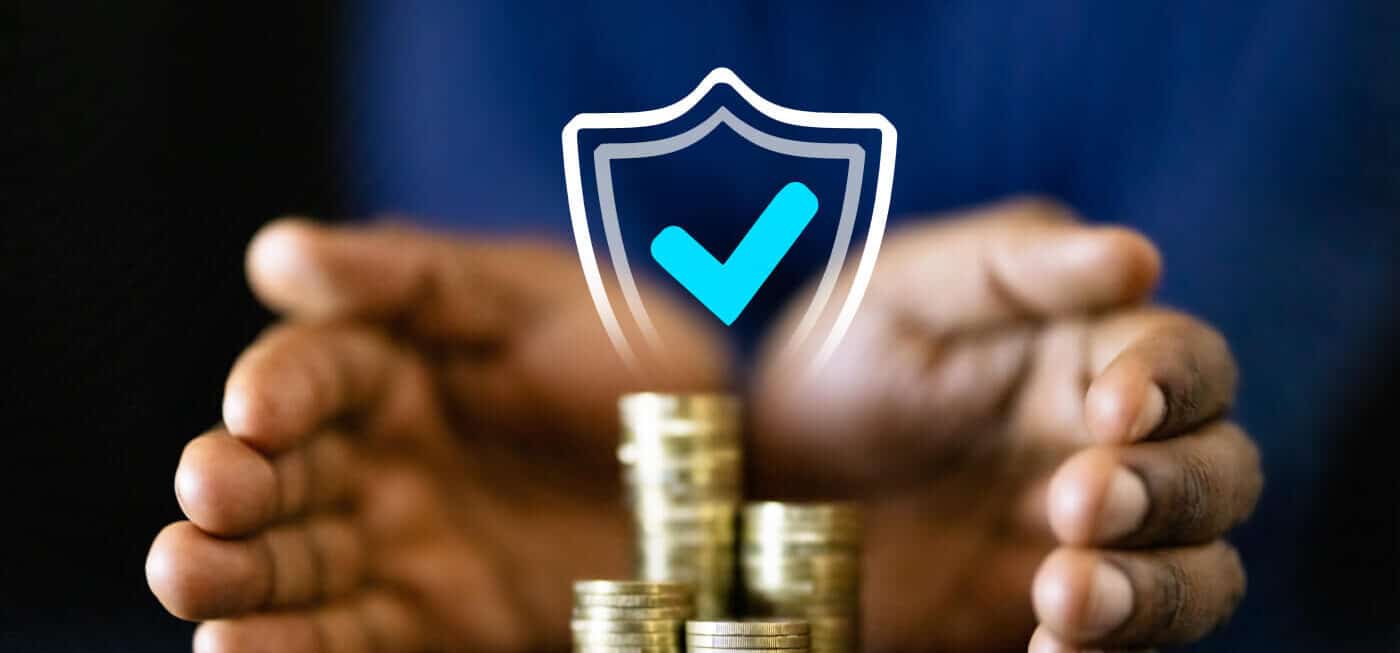 Ein Mitarbeiter von CAM4SOLID beschützt mit seinen Händen das Geld der Kunden.