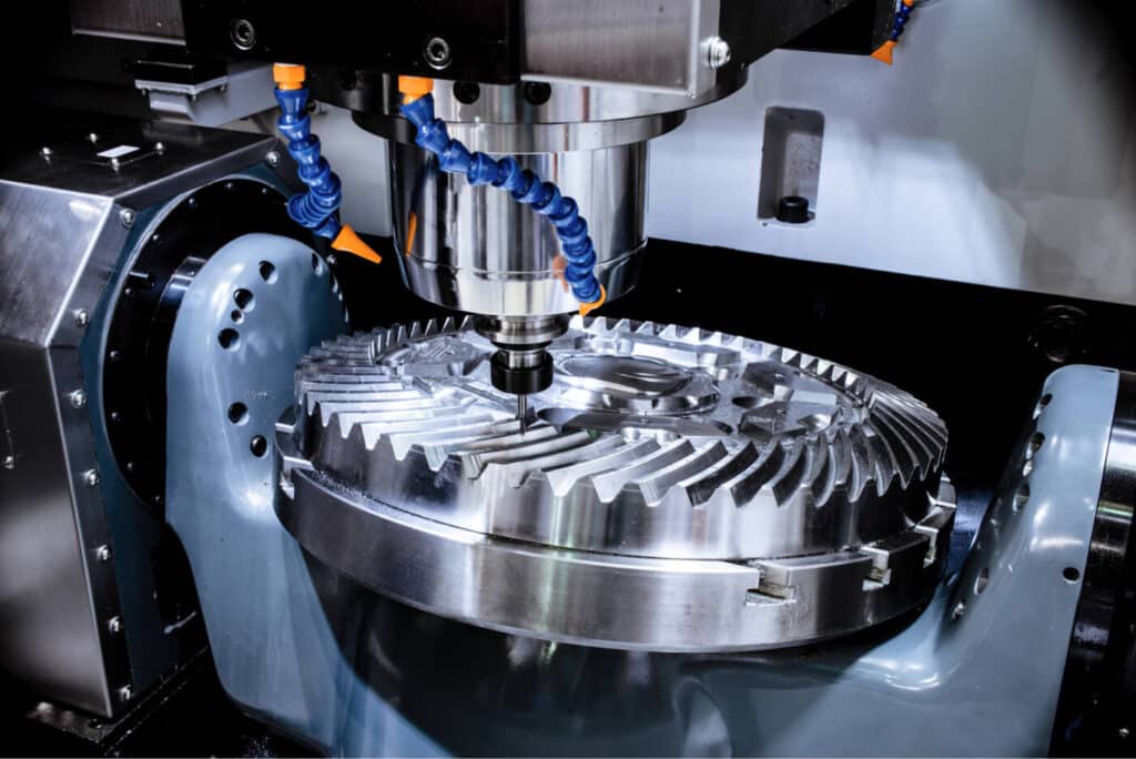 CNC-Fräsmaschine bearbeitet komplexes Zahnradbauteil – präzise 5-Achs-Bearbeitung mit CAMWorks für SOLIDWORKS von CAM4SOLID
