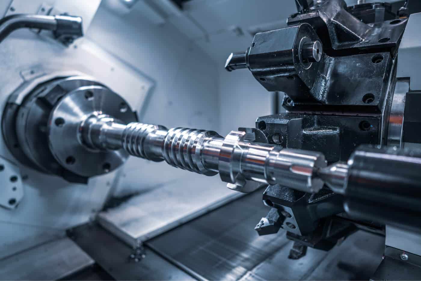 CNC-Drehfräsmaschine bearbeitet auf der Hauptspindel eine Welle aus Werkzeugstahl. Programmiert mit CAMWorks für SOLIDWorks