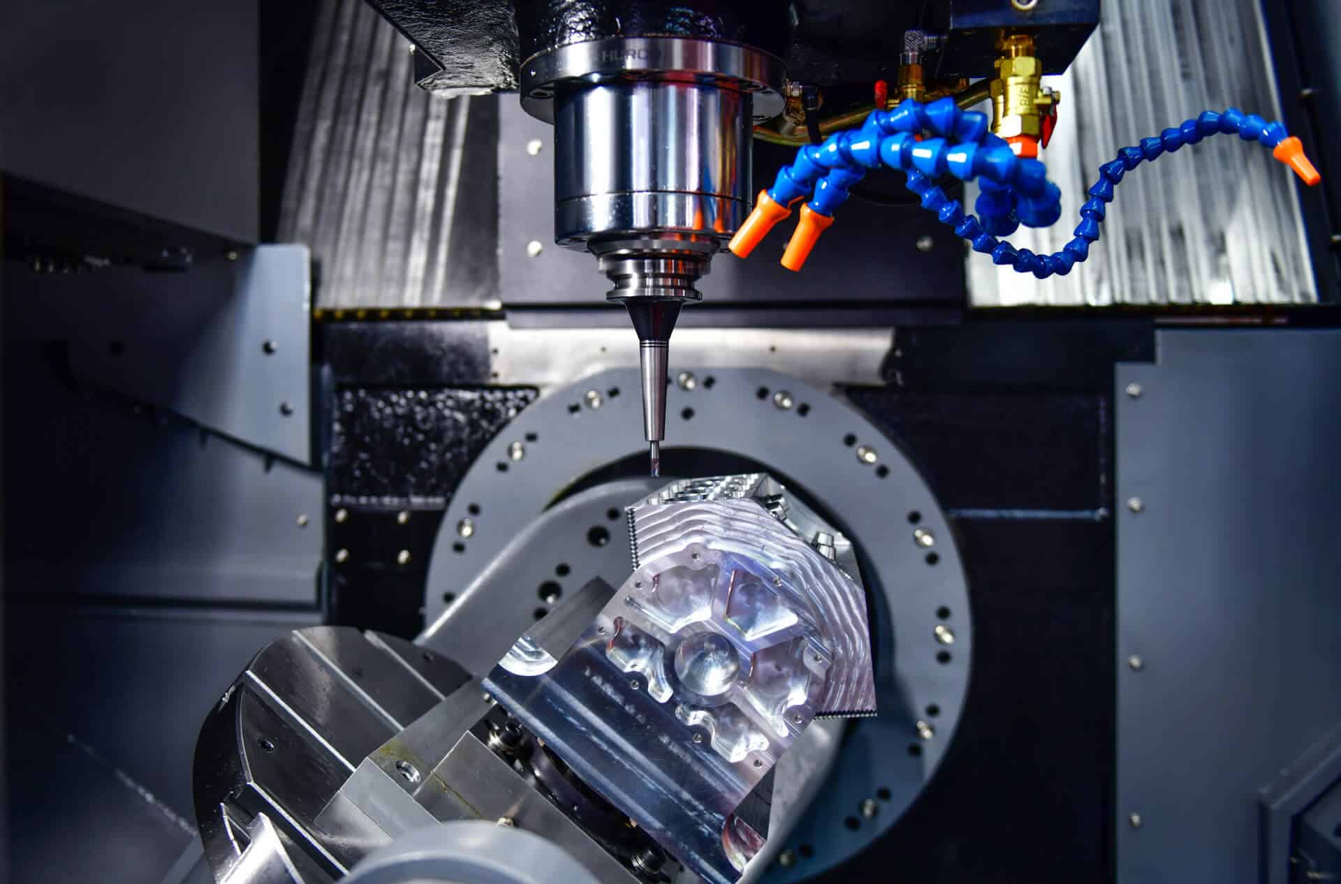 5-Achs CNC-Fräsmaschine mit CAMWorks Software programmiert – präzise Bearbeitung und digitale Fertigungsprozesse