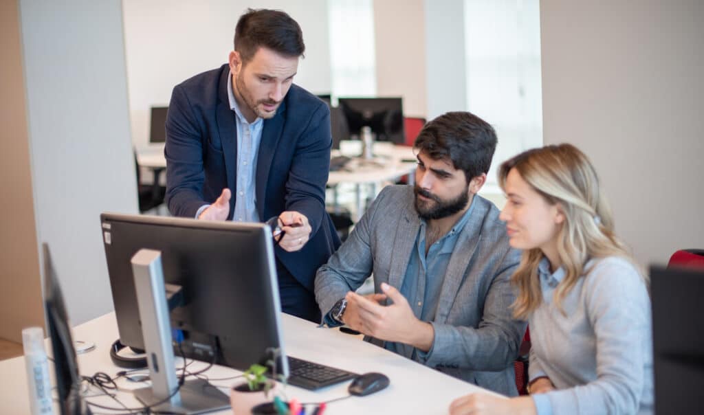 Beratung zu CAM-Software am Arbeitsplatz – Experten diskutieren CAM-Programmierung und Maschinensimulation