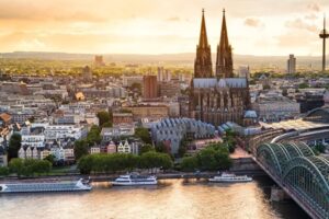 Das Bild zeigt die Skyline von Köln, im Zentrum des Bildes der Kölner Dom.